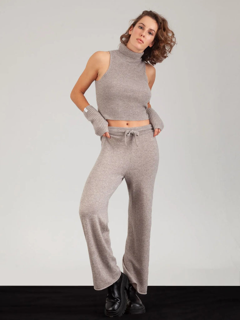 These Relaxed Trousers from FTC Cashmere are super soft and feature an elasticated waistband with a drawstring and a fine hemline. Crafted in 100% cashmere these trousers are very very comfy and great for lounging as well as everyday wear.