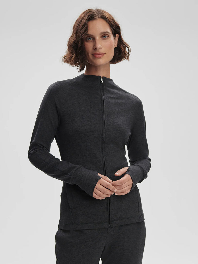 Made from Varley's Soft Motion Jersey, the Marja Zip Through Midlayer features four-way stretch, a full zip and cuff thumbholes. Pair with the matching Aisling Active Sweatpant for a sophisticated co-ord, perfect to travel in or running day to day errands.