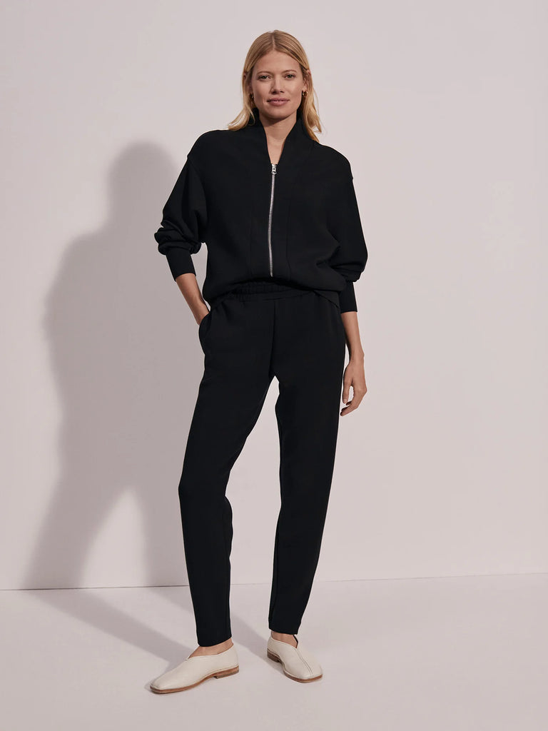 These Slim Zip Hem Pants from Varley are crafted from their signature DoubleSoft fabric. They feature a 29.5" inseam and are a slim, tailored fit, with an elastic waistband and zip cuffs. They pair perfectly with the Davidson Sweat or the Dora Knit Top for a comfortable and elegant look.