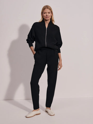 These Slim Zip Hem Pants from Varley are crafted from their signature DoubleSoft fabric. They feature a 29.5" inseam and are a slim, tailored fit, with an elastic waistband and zip cuffs. They pair perfectly with the Davidson Sweat or the Dora Knit Top for a comfortable and elegant look.