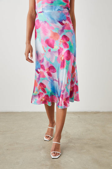 Super silky luxury satin crepe sleek midi skirt with a gorgeous floral print throughout.  Featuring a concealed elastic waist and extremely flattering bias cut this looks fab paired with the matching Paola Cami.  And we love it with our white D.A.T.E trainers!