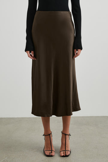 Anya is a super silky satin crepe midi skirt, featuring a concealed elasticated waistband and an extremely flattering bias cut.  In a rich luxurious looking chocolate this looks fab paired with a bit chunky knit or dress it up with a little silky top for an evening look!
