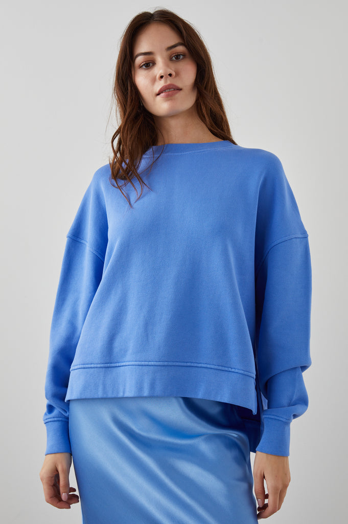 The super soft Auburn Sweatshirt from Rails is perfect for the changeable British weather.  In a pretty bright blue this is perfect paired with your favourite denim for a casual weekend vibe!