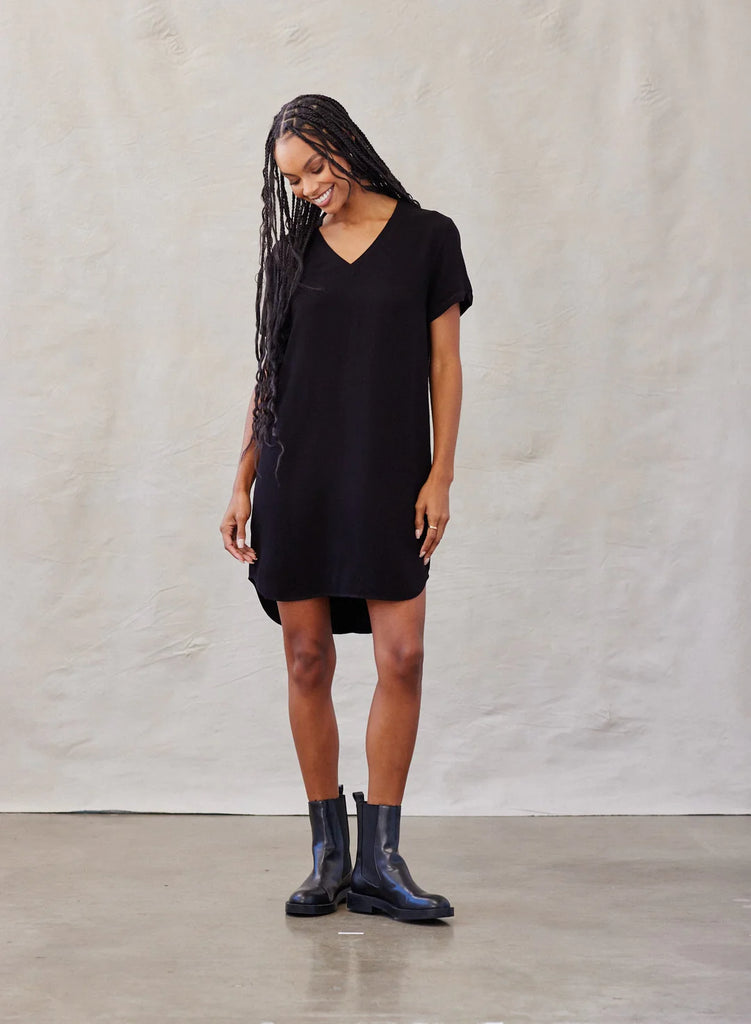 If you love Bella Dahl's classic v-neck tees then you'll love this t-shirt dress. Crafted from the softest twill with a slight boxy shape and a round longer hem at the back this is an easy through on and go number that you'll reach for again and again.