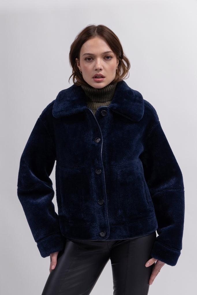 We love a coat that is 2 in 1!&nbsp; This is an excellent example of function meets style!&nbsp; Featuring faux leather on one side and faux fur on the other and a smart collar this is the perfect weekend jacket.&nbsp; In a gorgeous navy this will quickly become your go to jacket with your favourite denim.&nbsp;