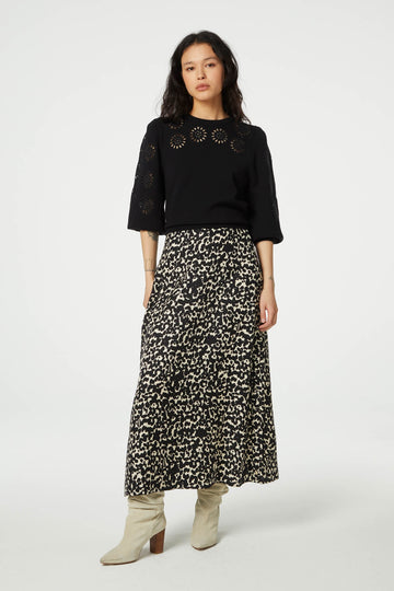 The Lydia Skirt from Fabienne Chapot features a side zip and a straight cut. In an easy black and cream leopard print this skirt is easy to pair with all your neutral knitwear or basic tees. Dress up or down - perfect for all year round!