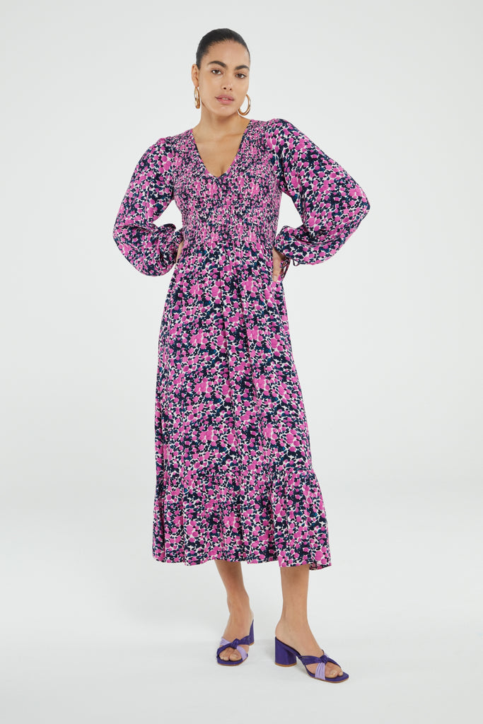 This beautiful long Coraline dress from Fabienne Chapot features balloon sleeves, a V-neckline, a smocked body and bow details on the cuffs. This flattering and easy-to-wear dress is perfect for any occasion. Style with trainers for a relaxed everyday look or dress up with a pair of heeled sandals. 