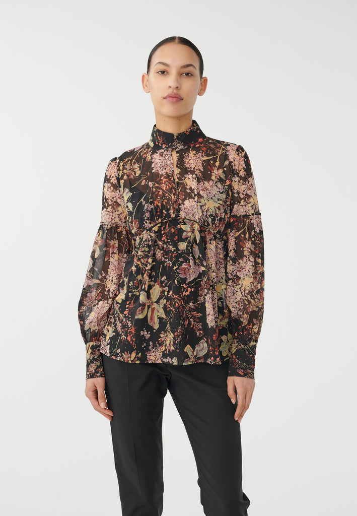 The Maxine Blouse from Dea Kudibal is crafted from a silk georgette and features a high neckline with button details and voluminous long cuffed sleeves. With a slightly more fitted look over the bust - it then flows into a flared shape. Wear with dark denim and heels for an easy jeans and a 'nice top' look.