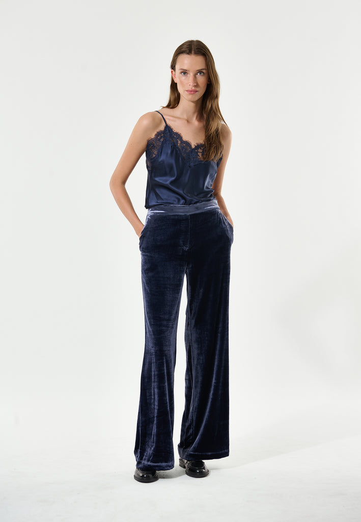 The Nonadea Trousers from dea Kudibal are crafted from scrumptiously soft velvet fabric in a gorgeous purply blue and feature a flat front but elastic at the back for comfort and a relaxed wide leg. Perfect paired with the matching Malvadea Jacket but equally gorgeous on their own with a little cami or a knit. 