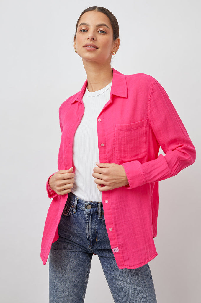 The Ellis Shirt from Rails is back this season in a gorgeous pink colour.  Add a bit of brightness to your wardrobe with this super comfy 100% cotton gauze button down shirt featuring a classic feminine fit, patch pocket at the chest and a longer back hem this looks great paired with your favourite denim.  A classic for elevated comfort.