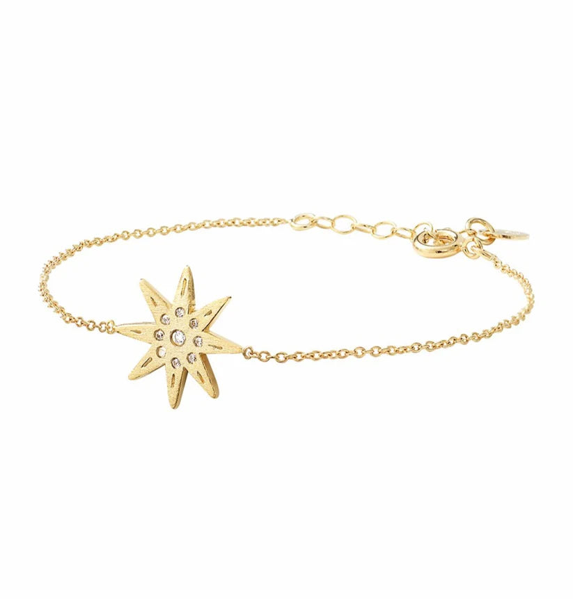 The Electra Bracelet is a must for your jewellery box! This stylish bracelet is timeless. Featuring a gold plated star paved with zirconia it will elevate any outfit. Great for day or night. 