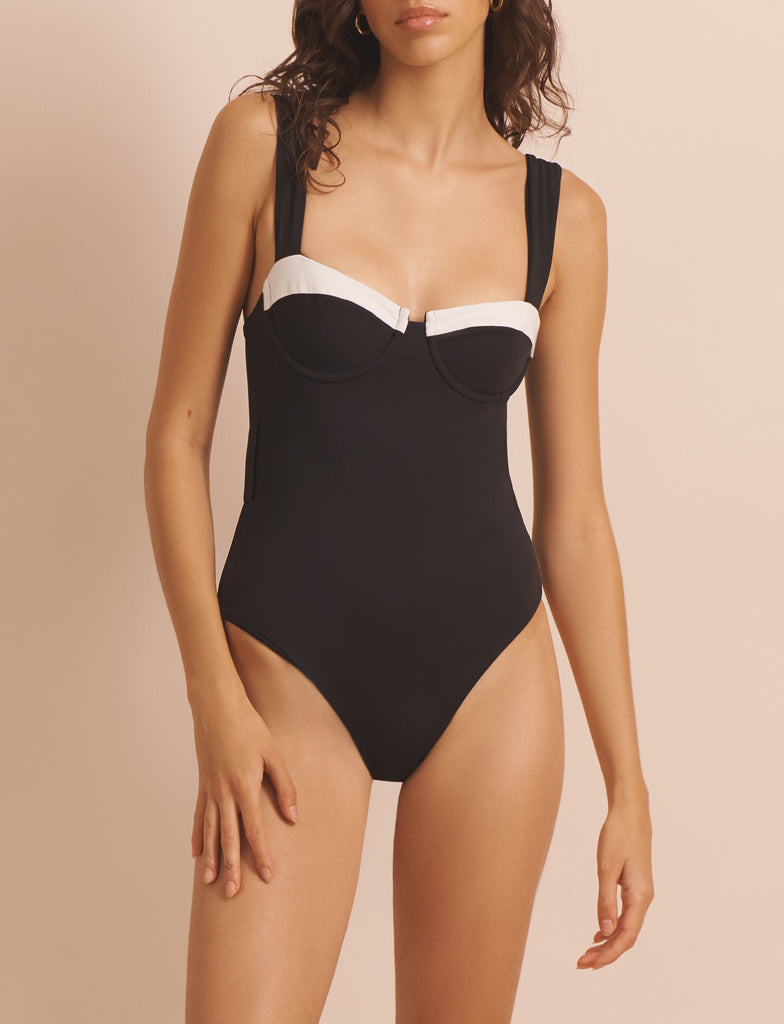 The Nova One Piece from EVARAE features a flattering sweetheart neckline, a supportive lining and adjustable straps. Crafted from luxurious regenerated yarns, this swimsuit has a matte texture.