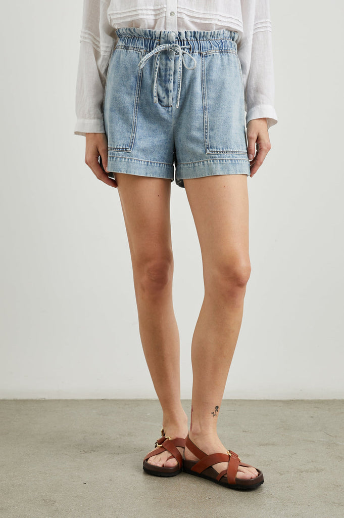 Say hello to your new favourite every day shorts!&nbsp; Crafted from vintage washed lightweight fabric in a faded indigo Foster features a pleated waistband with drawstring, two front pockets and a very flattering length.&nbsp; Perfect with a casual tee or top these will be your new go to shorts.