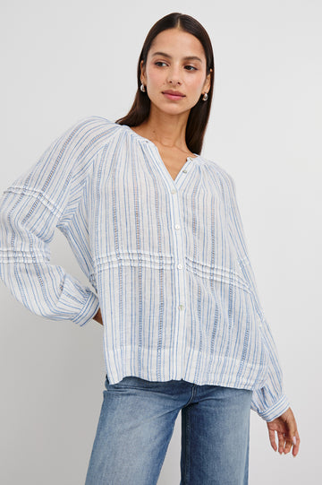 The Frances Blouse from Rails is crafted from a light-weight super soft cotton and features a centre buttoning, pleat details at the neck and a relaxed fit.&nbsp; This is a flirty and feminine look, great for everyday wear!