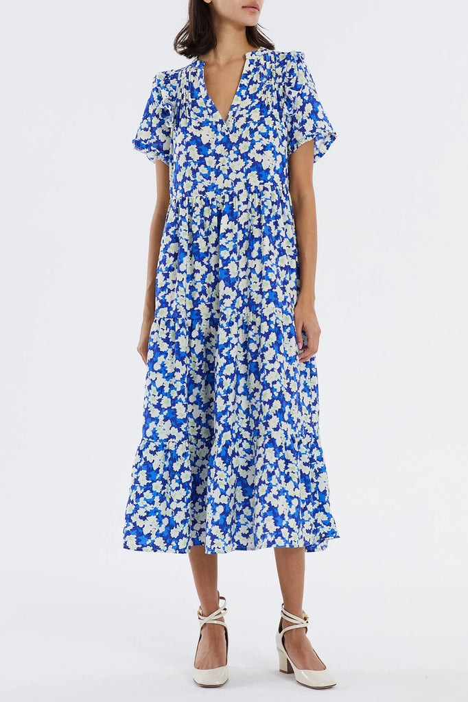This beautiful midi Freddy dress from Lollys Laundry features a v-neckline and short sleeves. We personally love the frills and gatherings at the shoulders. The dress has a skirt that consists of three panels, so it is made to fall beautifully.