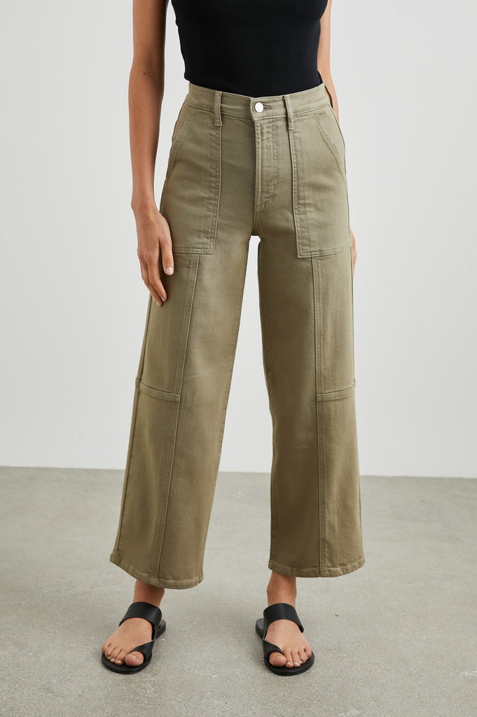 The Getty Crop from Rails is a high-waisted wide leg jean that features a button fly and a cropped length. With a utility style, these khaki jeans are the perfect way to transition into the new season.