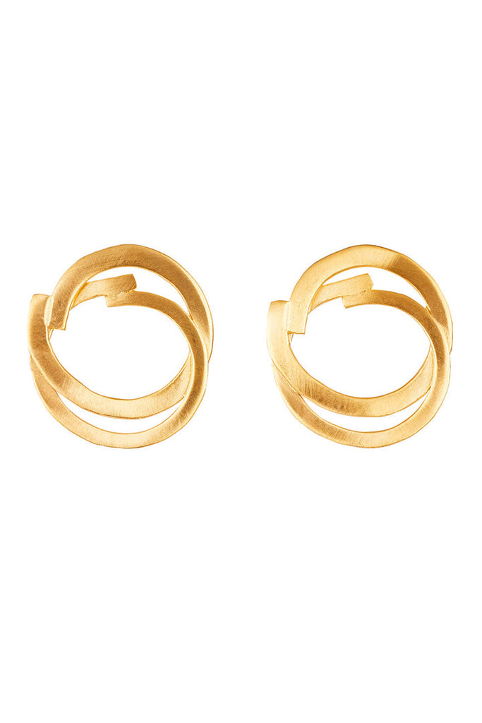 These beautiful overlapping Caramella Stud earrings from Kitty Joyas feature a subtle link and are gold plated with Fairmined Gold. These staple earrings are chic and easy and also come in Sterling Silver!