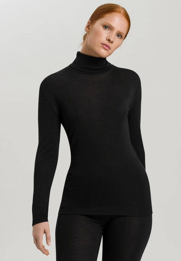 This new long sleeved turtle neck top from Hanro's woollen silk range is crafted from soft merino wool and silk. It features seamless sides and a satin trim and is perfect for layering. Fitted without being clingy this will quickly become one of your favourite tops. 