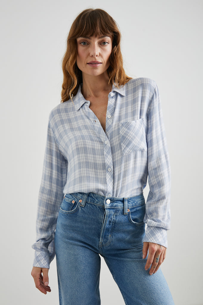 Casual dressing at it’s best, the Hunter shirt by Rails has become a firm wardrobe favourite of ours. We love this spring time baby blue version and it definitely deserves a place in our growing collection. The ultra-soft button down comes with long sleeves, one chest pocket and a curved hem. 