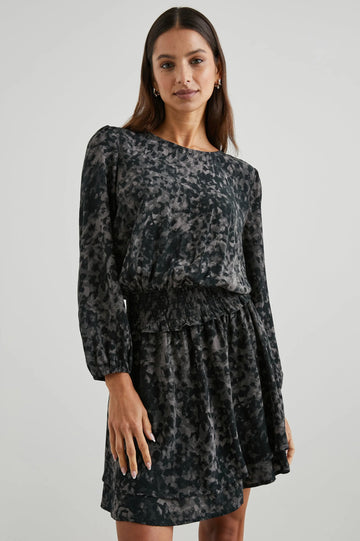 The Inez dress from Rails is an easy throw on dress and perfect for the change in seasons. Featuring a crew neckline, long sleeves, an elasticated waistline and a flowy feminine skirt, this looks great paired with trainers for a relaxed daytime look, or equally dress up with a pair of heeled boots.