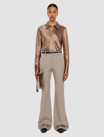 The Tafira Gabardine Stretch Trousers from Joseph are a mid-rise flare trouser crafted from Joseph's signature stretch fabric. Offering shape and comfort these flared full length trousers look fab paired with a neat knit top or a crisp shirt.