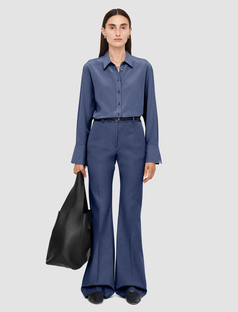 The Tafira Gabardine Stretch Trousers from Joseph are a mid-rise flare trouser crafted from Joseph's signature stretch fabric. Offering shape and comfort these flared full length trousers look fab paired with a neat knit top or a crisp shirt.