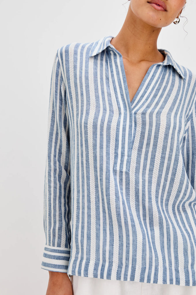 The Lagoon Top from Rails is crafted from a light-weight super soft linen blend and features a flattering v neck, long sleeves and a quarter length placket.&nbsp; With a relaxed fit this is perfect for everyday wear!