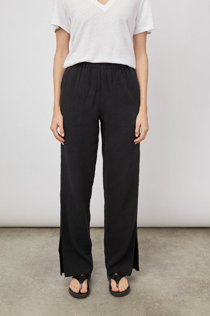 Crafted from Rail's signature super soft, breezy double gauze cotton these pull on trousers in always wearable black are ones you'll wear on repeat.  Featuring flattering side slits at the outer leg opening and a smocked waistband these are just the thing for lazy weekends and warmer spring days.  A new wardrobe staple!