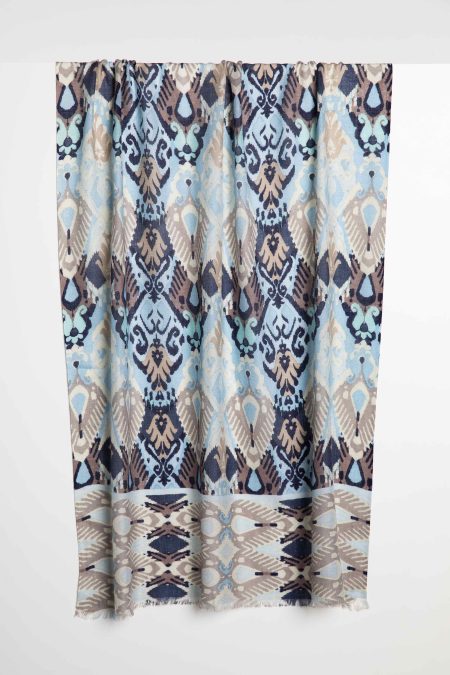 Another gorgeous printed scarf from luxury cashmere brand Kinross Cashmere.  Crafted from the finest silk and cashmere these are so incredibly soft and will elevate any of your neutral knits, dresses or coats.  The print looks especially gorgeous with all your taupes and greys.