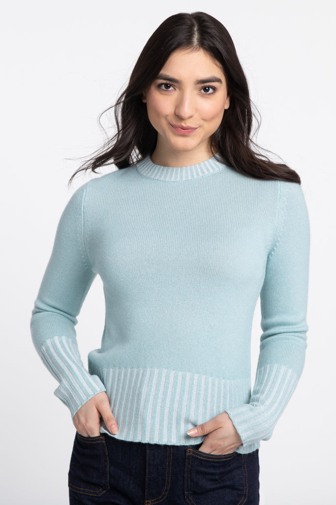 This 100% cashmere Plaited Rib Jumper from Kinross features a crew neckline and a two-tone rib detail at the hem and cuffs. In this fun Seafoam colour - this jumper is perfect for transitioning into the colder months when you still want to hold on to the last of summer.