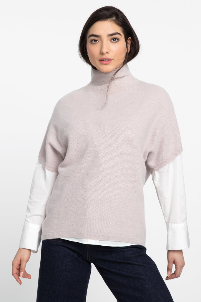 A fabulous layering piece from Kinross Cashmere.  Crafted from 100% 2 ply cashmere this is perfect over a crisp white shirt!  Pair with your favourite denim for an elegant yet understated weekend look!