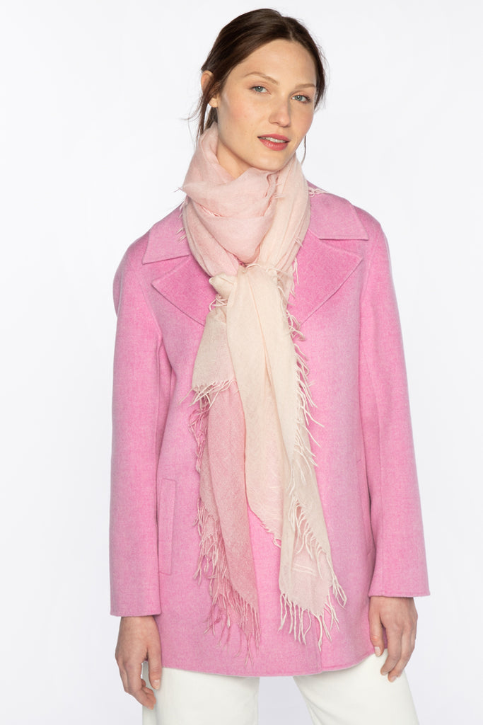 This spray print scarf from Kinross is in a fun two-tone pink colour. Crafted from 100% cashmere, this stunning rectangular scarf features fringing round the edges and is super soft to touch. The perfect accessory for transiting into the new season. 