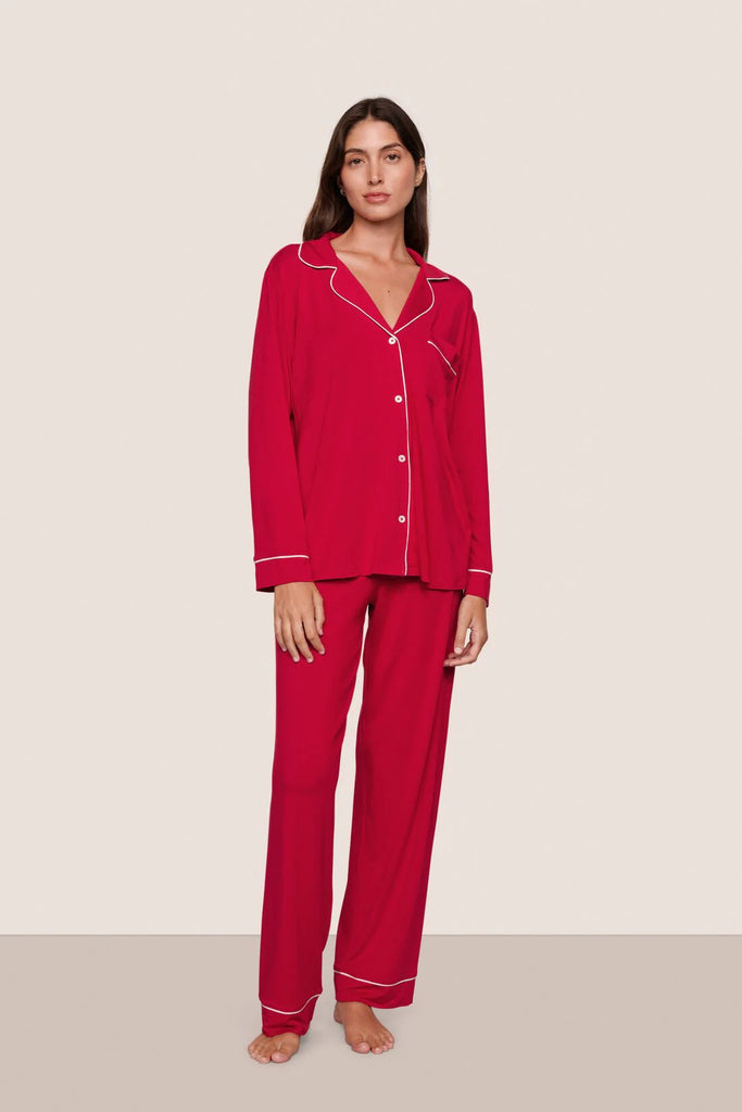 Cosy up in the Gisele Long PJ Set, which merges a classic men’s PJ silhouette with sustainable TENCEL™. This super soft, temperature-regulating fabric falls in all the right ways, providing the body with pure comfort. These cozy, relaxed PJ’s are a staple that you’ll live in forever. Available now in this gorgeous Christmassy Red!!
