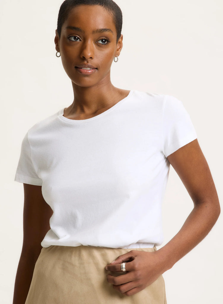 The Jamie white T-shirt from Majestic Filatures is a must-have for every woman's wardrobe. Crafted from 100% Organic Cotton, it features a round neck and is a straight cut. Perfect for wearing under knits or jackets or simply on its own with your favourite jeans.
