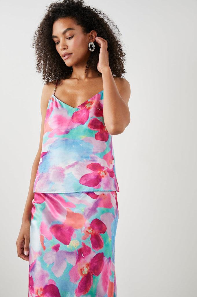 The Paola Cami from Rails is crafted from luxury satin crepe and features a flattering v neck, a relaxed fit, adjustable shoulder straps and a straight hem.  In a feminine floral print this looks fab paired with the matching Anya skirt or your favourite denim.