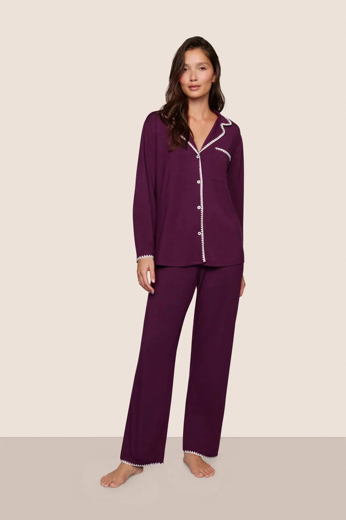 Say hello to Frida!! This gorgeous PJ set from our go to pyjama brand Eberjey is crafted from their signature super soft temperature regulating fabric. It features on trend whipstitch detailing on a relaxed, long sleeve, button front top with a notch collar and pocket, and low-rise straight leg pants with an elasticated waistband. Coming in a gorgeous plum colour with ivory trim, this is a great treat for yourself and also makes the perfect gift for someone special!