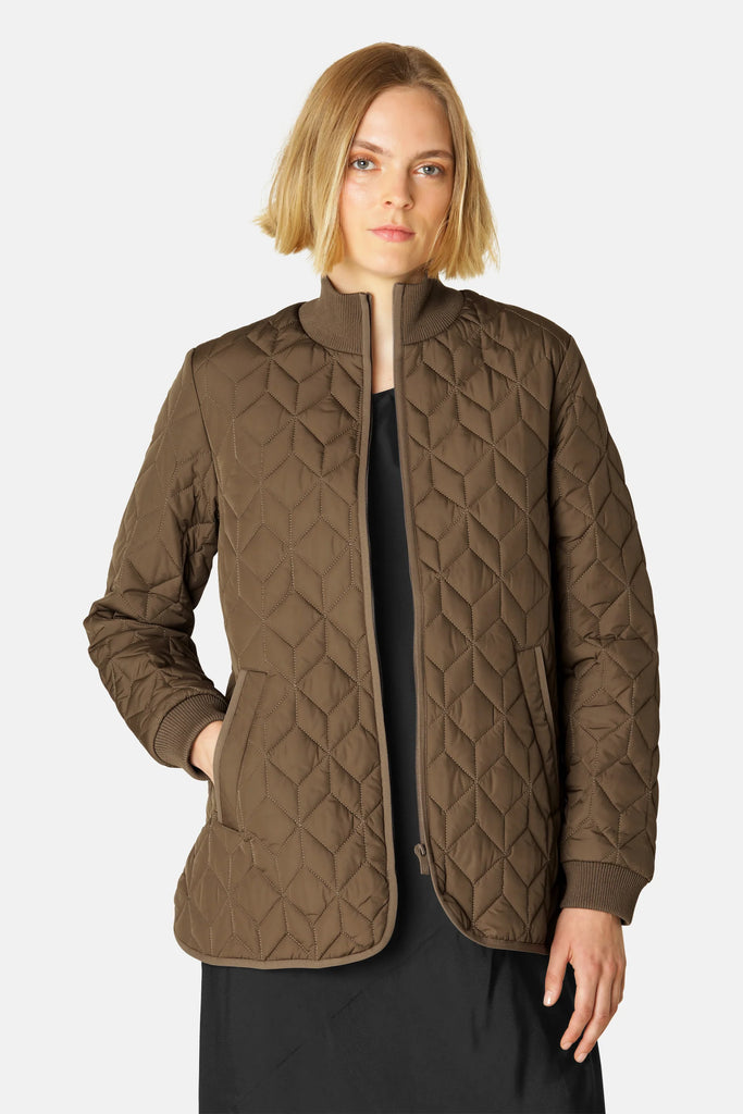 Lovely short quilted  jacket which fastens with a zip closure with ribbed collar and cuffs for a super cosy fit.  A line shape which can be worn on its own or under one of our lovely rain jackets.  We love this 'Cub Brown' colour which will pair beautifully with white jeans.  