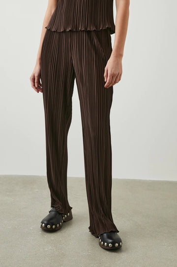 The Rowan Trousers from Rails are a straight pleated pant that perfectly transitions from day to night. Made from a textured plisse fabrication, these trousers features an elasticated waistband and relaxed full-length leg.