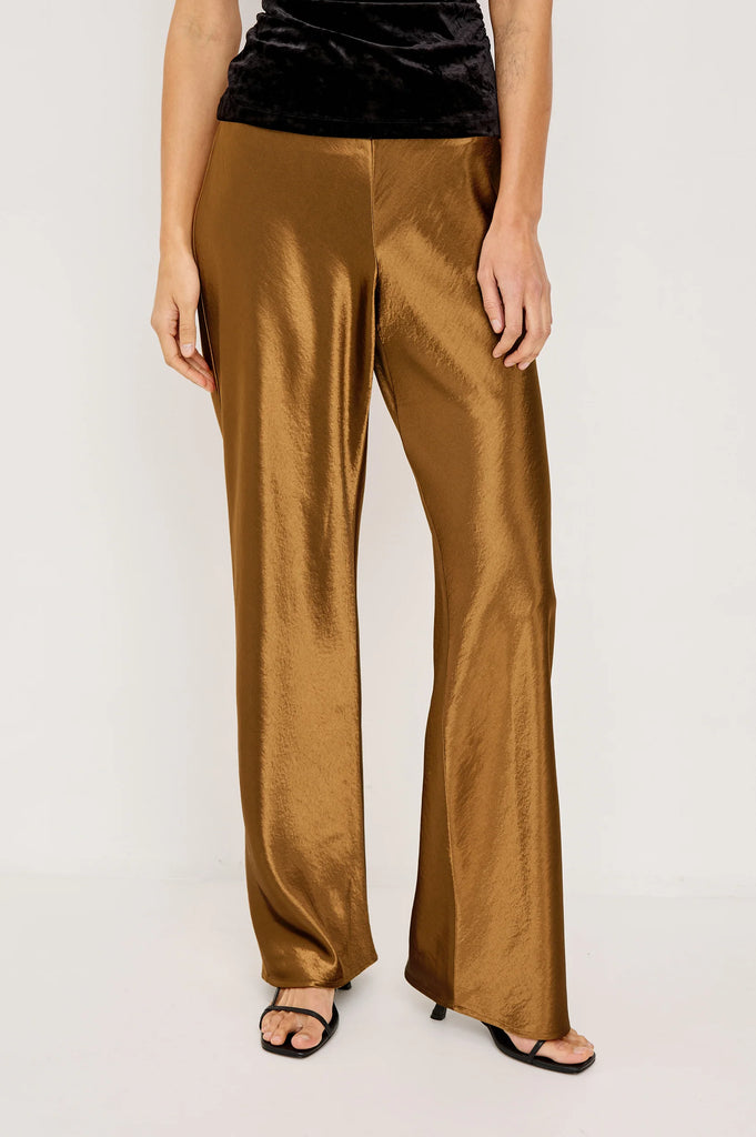 The Silvi Trousers from Rails are crafted from their signature super soft fabric and come in an a very on trend brown.&nbsp; Pair with the matching Loretta Top for a chic put together look!