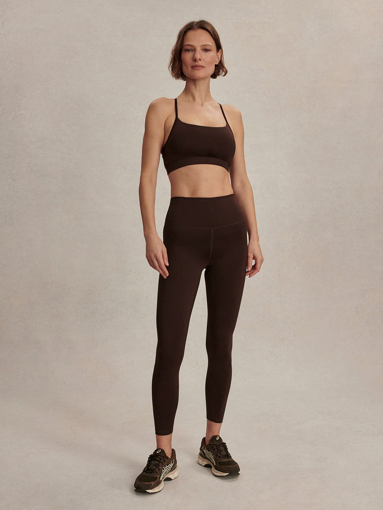 Varley have done it again! The Assure High Rise Legging in this gorgeous coffee bean shade not only hits the mark on style but also with this season's colour. Featuring minimal seams, supportive, sculpting compression fabric and a subtle sheen, they will look as stylish in the gym as well as for everyday. Pairs perfectly with the Assure Bra.