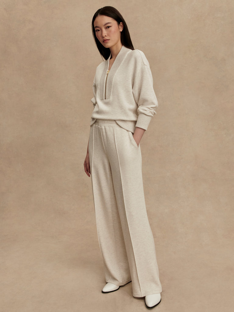 We love Varley's double soft fabric and this new Sally half zip does not disappoint. Coming in a universal ivory marl, it pairs well with the matching slim or wide leg pants.With a wide collar and deep ribbing at the hem, the top will sit perfectly over leggings and will be a welcome upgrade to your lounge/ travel/ gym wear.