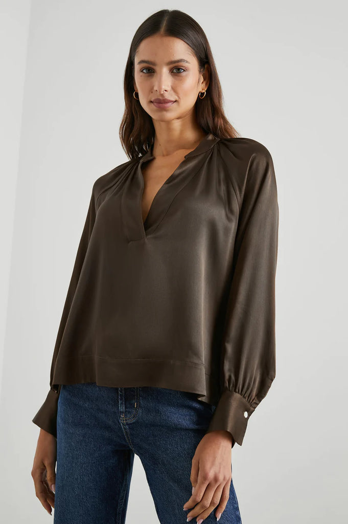 The Wynna Top is a classic blouse with elevated details. Made from satin back crepe, it moves and shines with you! Featuring long sleeves, a v-neckline and ruching at the sleeves - this blouse is a great option for that jeans and a nice top outfit.