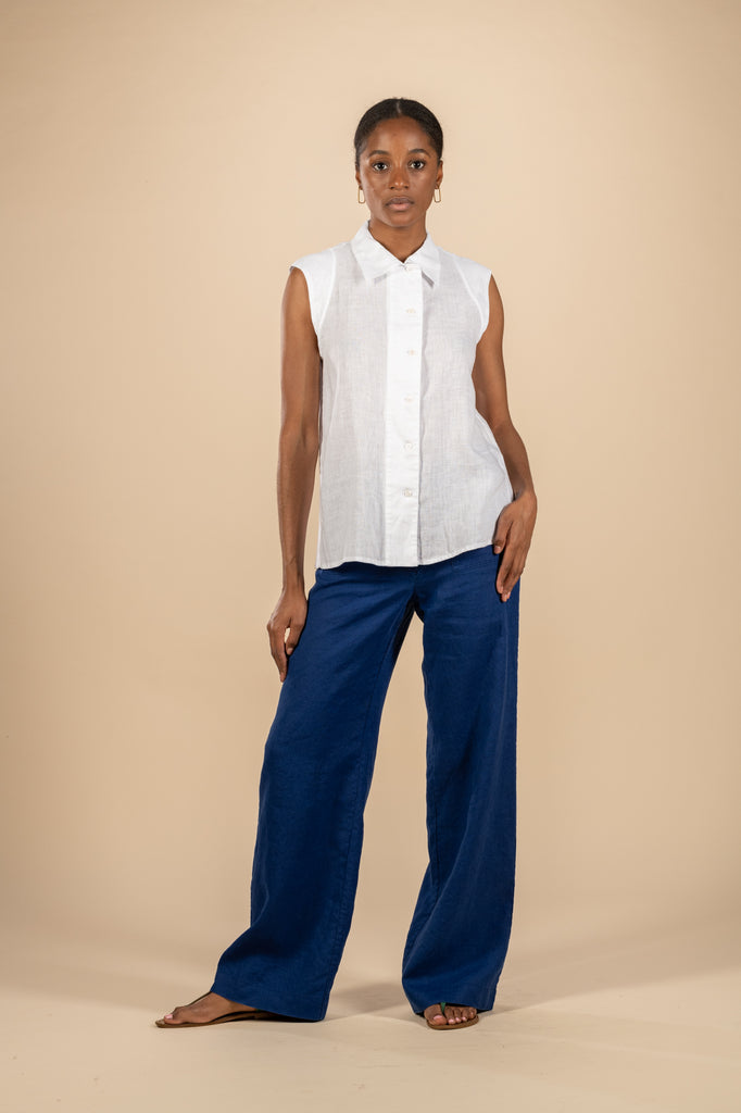 This classic sleeveless Jil shirt from Zyga is a wardrobe stable! Featuring a collar, subtle slit details down the sides and buttons down the centre - this linen blouse is easy to wear and style. Also available in Red in store!