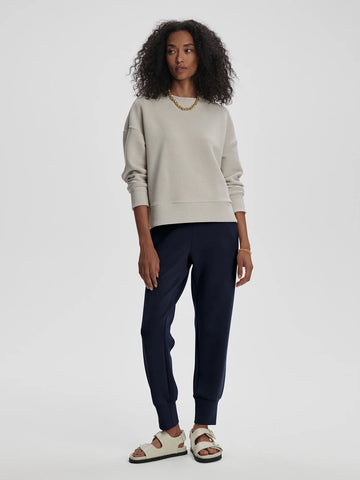 Made from Varley's Ottoman fabric, the Addelyn Sweat features a boxy fit with all-over ribbing, dropped shoulders and side seam zips. Pair with any of the Varley sweatpants for a relaxed and comfortable outfit, perfect to travel in or running day to day errands.