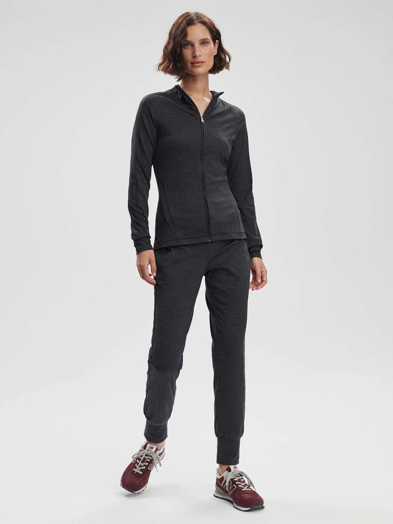 These elegant, slim, tailored fit pants crafted from Varley's soft motion jersey will become your off duty staple. They feature a high waist, draw cord and cuffed bottoms. Pair with the matching Marja Zip Through Midlayer for a sophisticated co-ord, perfect to travel in or running day to day errands.