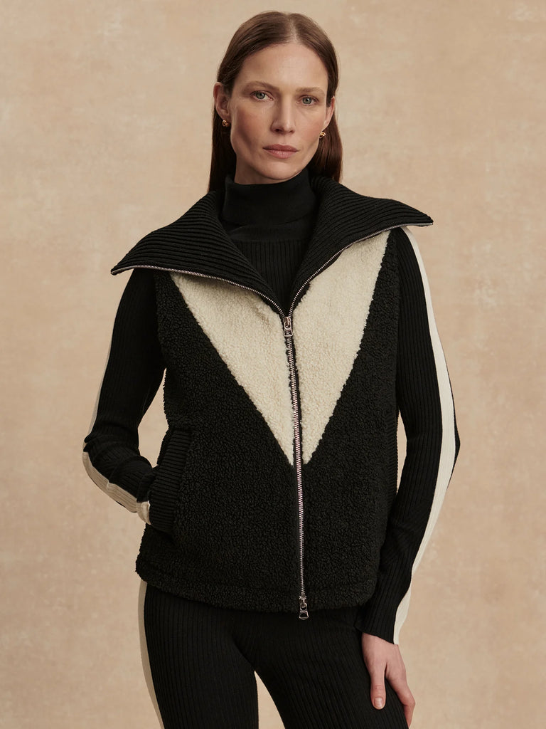 The Caspian Gilet from Varley is crafted from their Soft Bouclé Sherpa with a contrast V-panel, perfect for layering over your favourite knits and sweats. It features a knitted oversized collar, a cotton-rib back hem, and trimmed pockets, adding extra warmth and comfort.