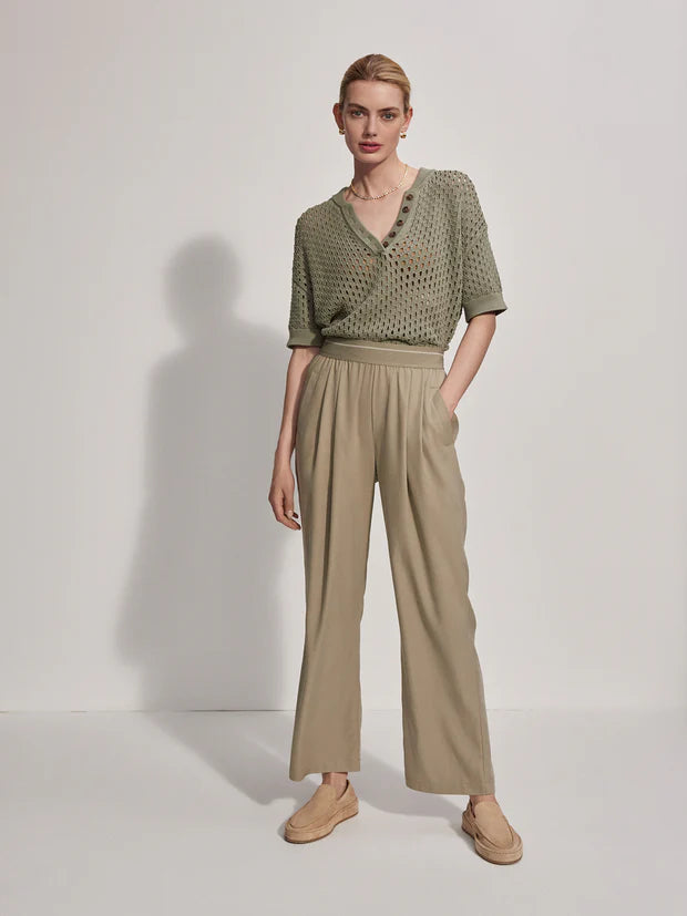 Made from Varley's super soft twill, these pants are lightweight and comfortable and would be perfect for travelling. They feature a relaxed straight fit, an elastic waistband and side and back pockets. Pair with the Eaton Knit for a stylish look. 
