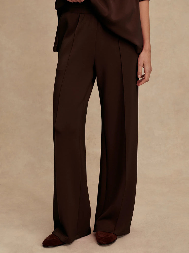 Introducing the wide leg pant in Varley's signature Double Soft fabric. These pants are great as an alternative to joggers or leggings to smarten up your day to day errands or to upgrade your lounge or travel wear. They feature an elasticated waist with an internal drawcord, pintuck detailing, side pockets, and have a 28" inseam. You will definitely wonder how you lived without them! Pair with the matching Sally Half Zip Sweat for a perfect coord.


