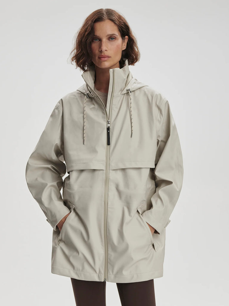 The Alyssa Rain Jacket from Varley is a lightweight jacket crafted from 100% Polyurethane. It is an oversized fit and is perfect for layering over your activewear. It features an adjustable hood and cuffs and an internal waist cinch, and has taped seams to keep the rain out!

