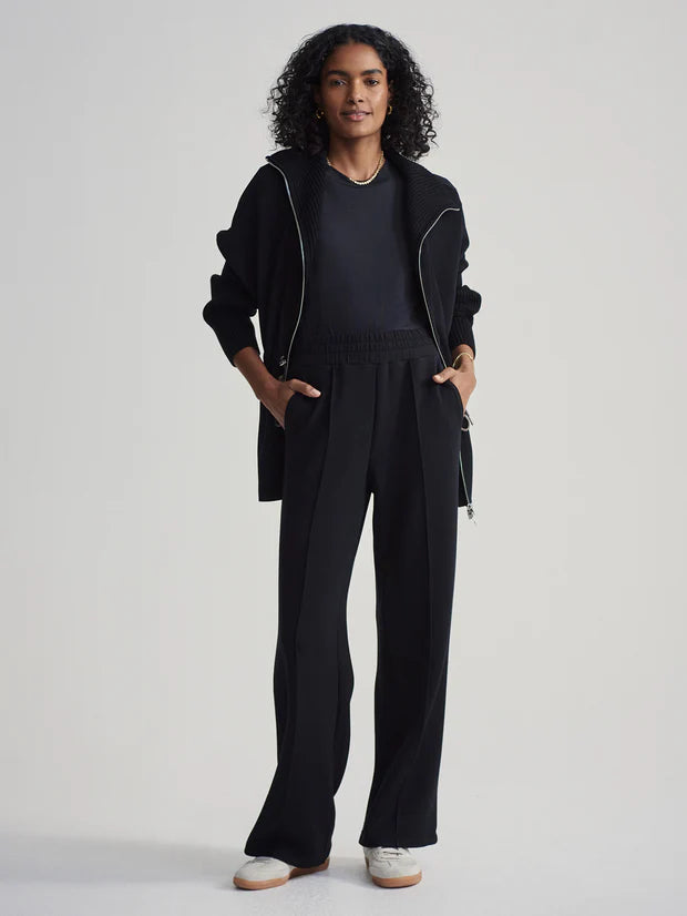 Introducing the wide leg pants in Varley's signature Double Soft fabric to complement your Hawley or Davidson sweat tops. These trousers are great as an alternative to joggers or leggings to smarten up your day to day errands or to upgrade your loungewear. With an elasticated, draw cord waist and an internal leg length of 28" you will definitely wonder how you lived without them!